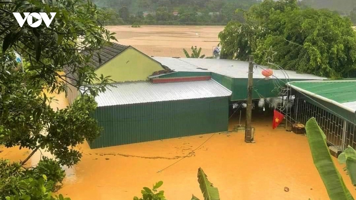 PM requests effective measures to cope with flooding, landslides